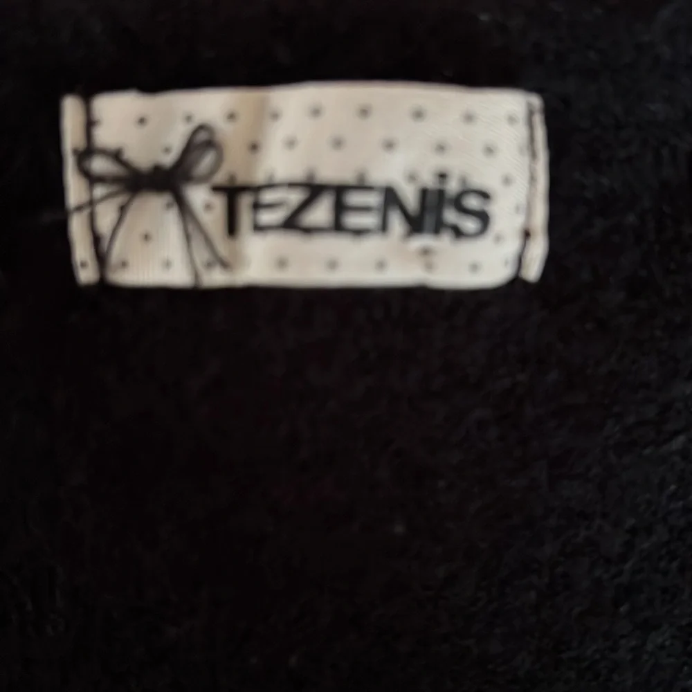 Black Pullover Long Sleeve with feathers Size: S - Picture 4 of 6